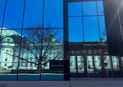 Spiegelung Hofburg in Haus der Musik