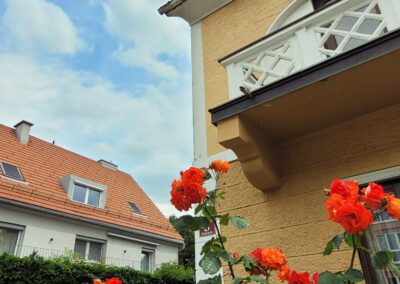 Haus mit Rosen im Garten Amras