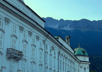 Hofburg mit Nordkette in der Dämmerung