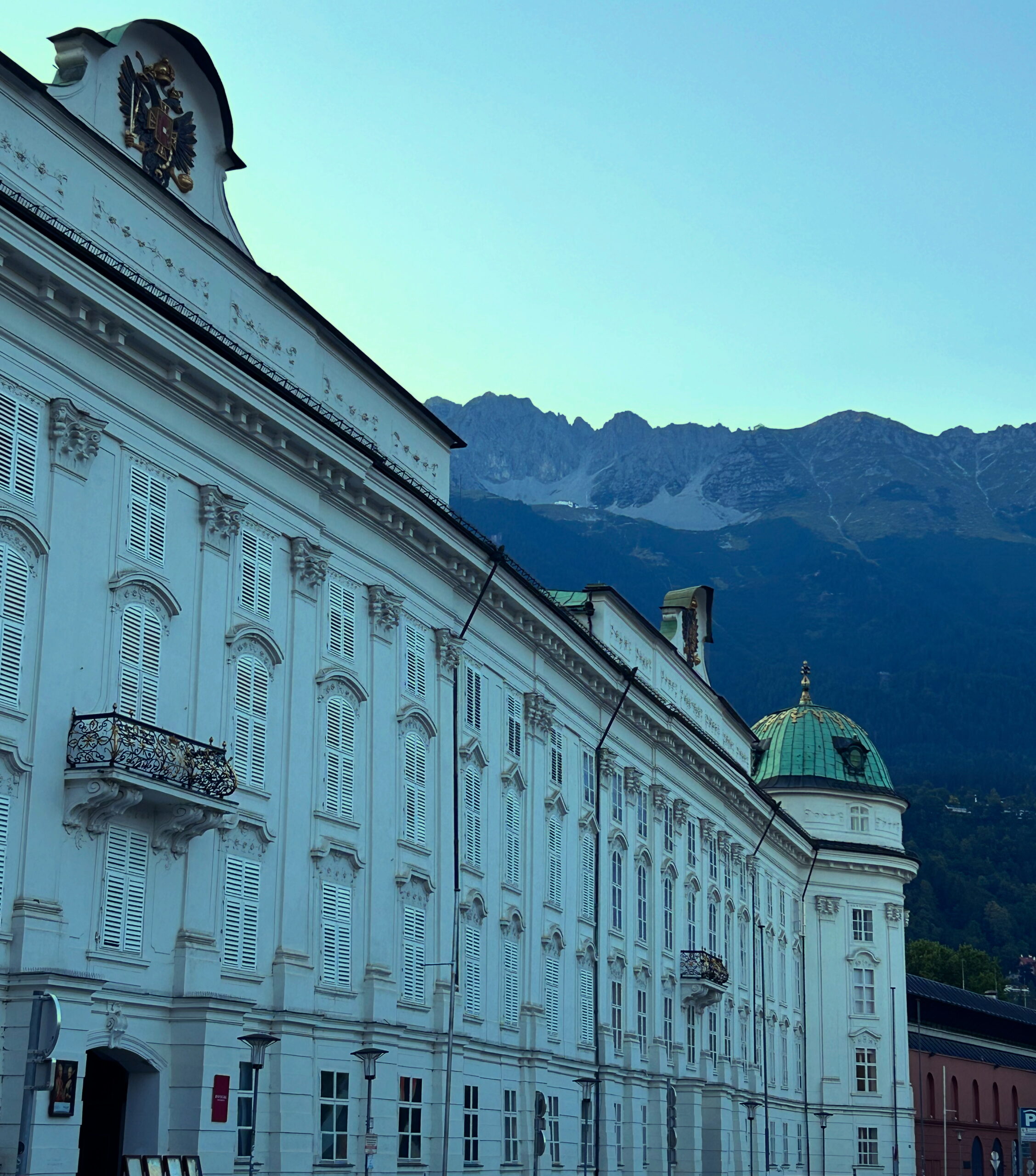 Hofburg mit Nordkette in der Dämmerung
