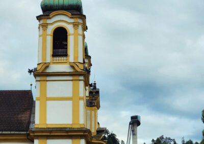 Basilika Wilten mit Berg Isel