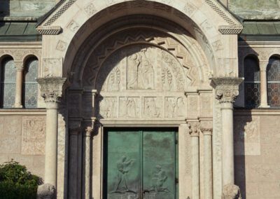 Löwen Eingangsportal Pfarrkirche Pradl