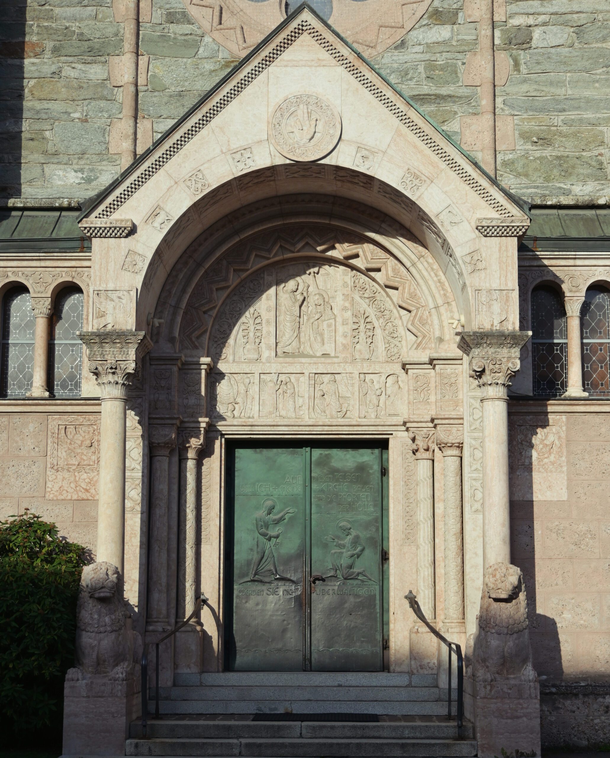 Löwen Eingangsportal Pfarrkirche Pradl
