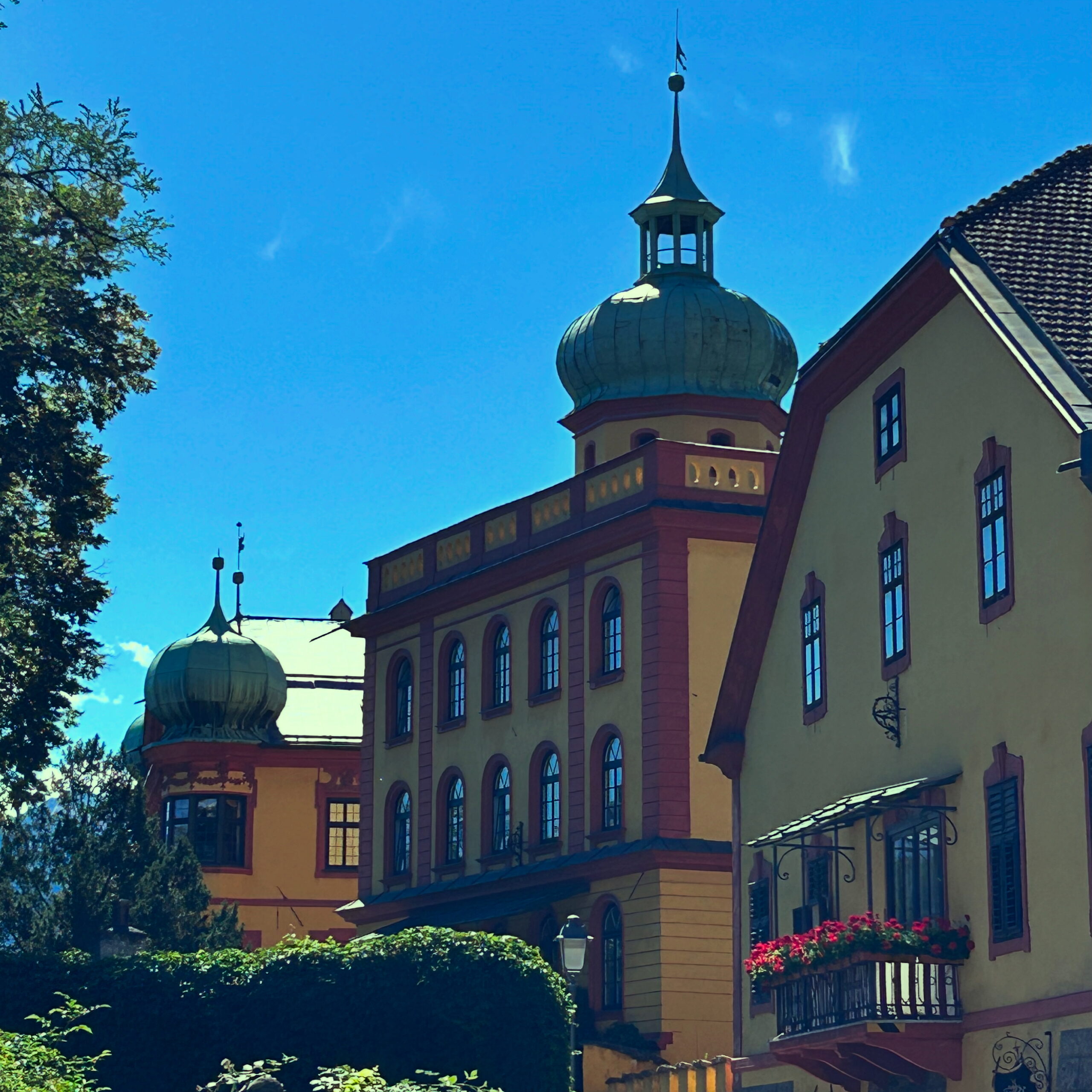 Schloss Büchsenhausen im Sonnenschein Schloss Büchsenhausen im Sonnenschein