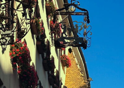 Goldenes Dachl mit Schild Weinhaus