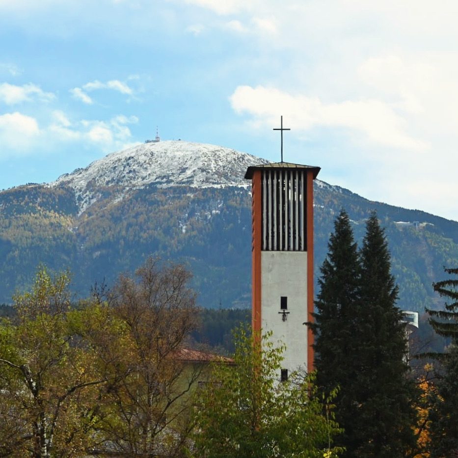 Patscherkofel mit Kirchturm Wilten West