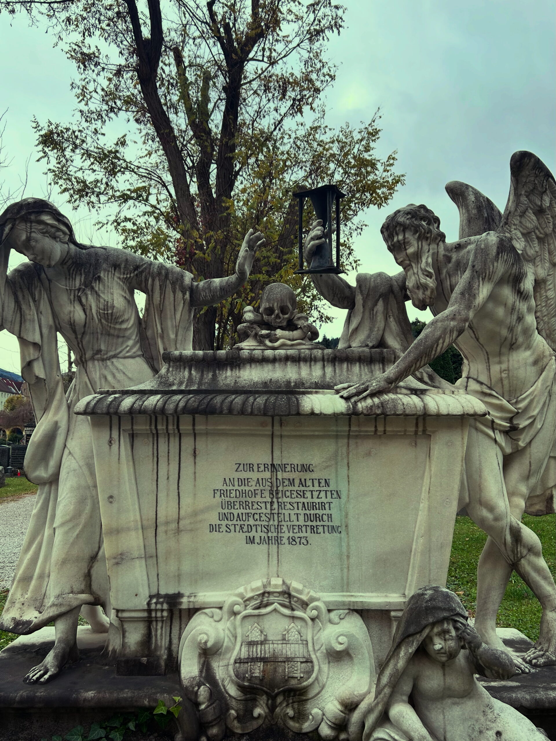 Saturn Denkmal Westfriefhof Wilten Saturn Denkmal Westfriefhof Wilten