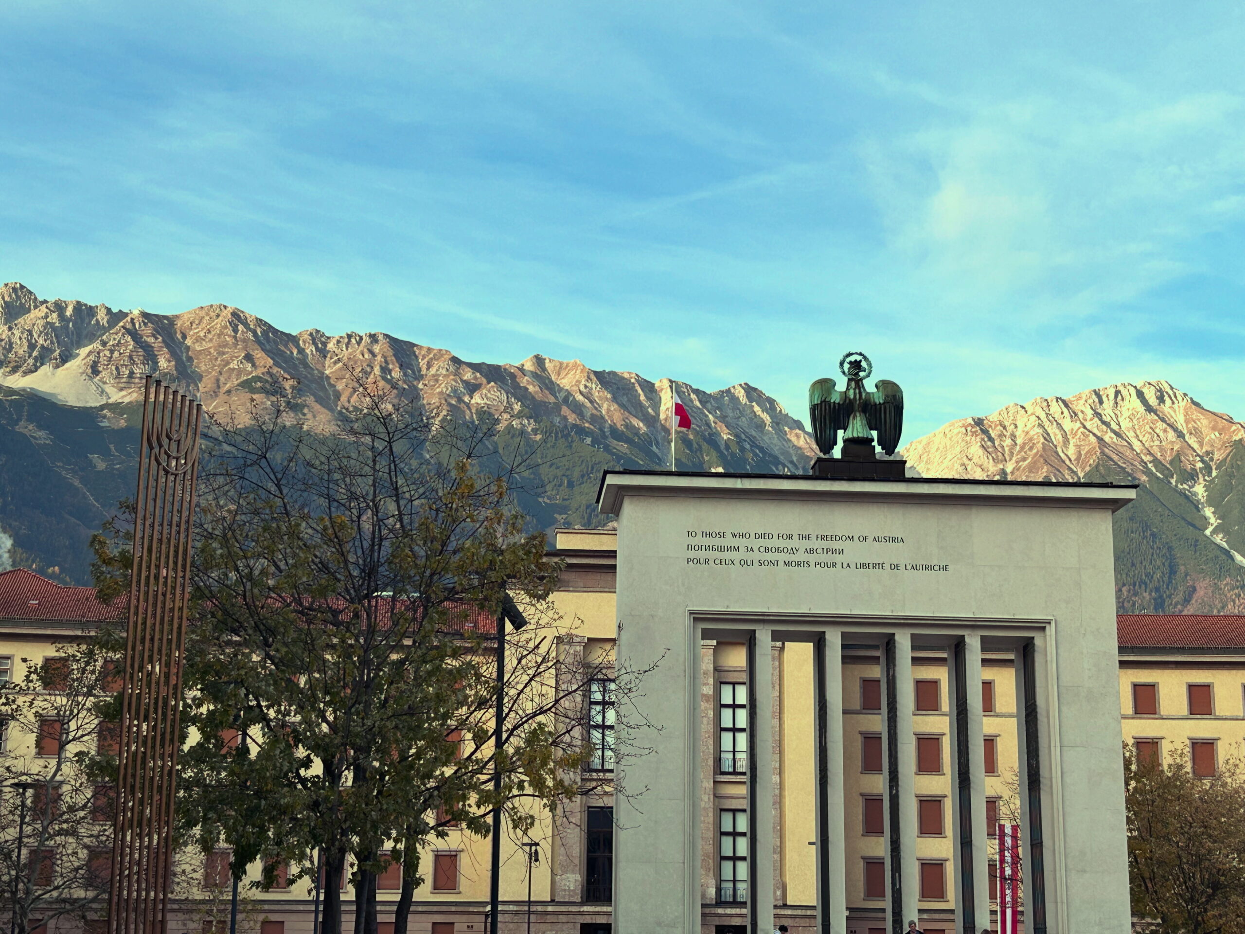 Landhausplatz mit Befreiungsdenkmal Landhausplatz mit Befreiungsdenkmal