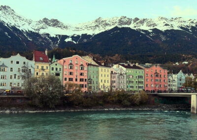 Mariahilfzeile mit Nordkette im Schnee