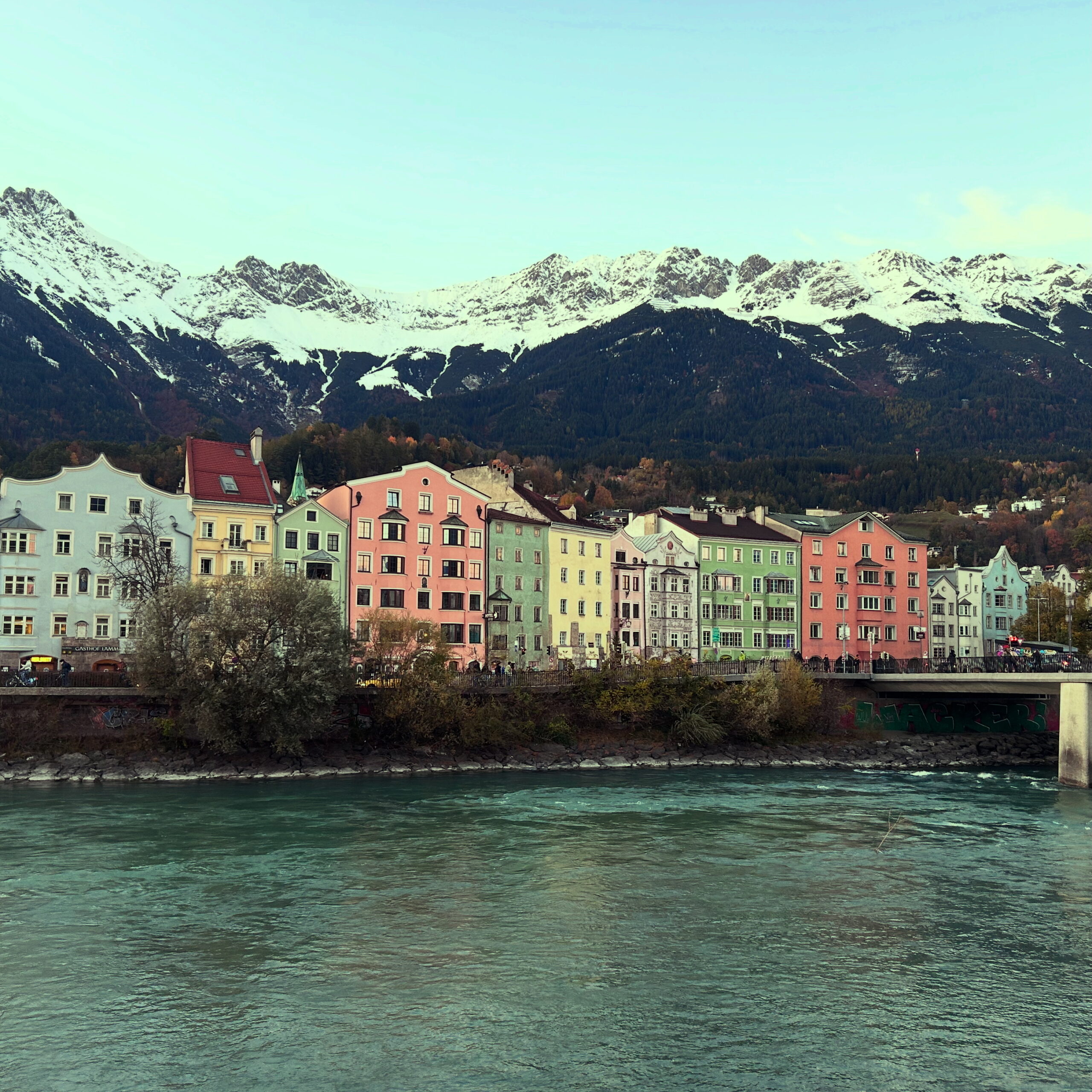 Mariahilfzeile mit Nordkette im Schnee Mariahilfzeile mit Nordkette im Schnee