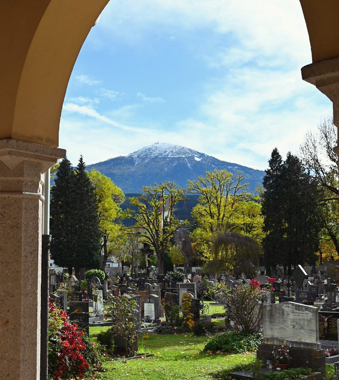 Westfriedhof Arkaden mit Patscherkofel Westfriedhof Arkaden mit Patscherkofel