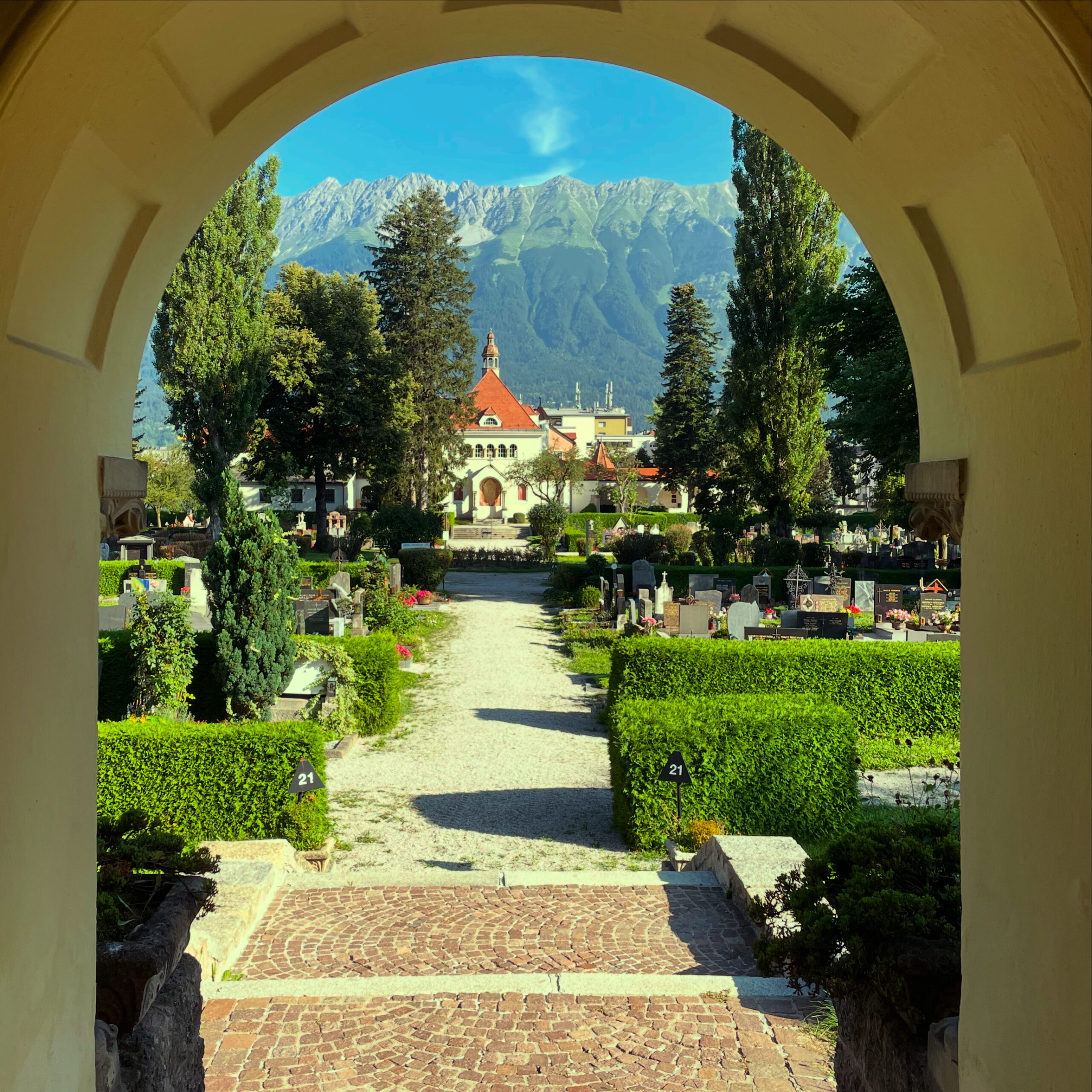 Pradler cemetery with Nordkette Pradler Friedhof mit Nordkette