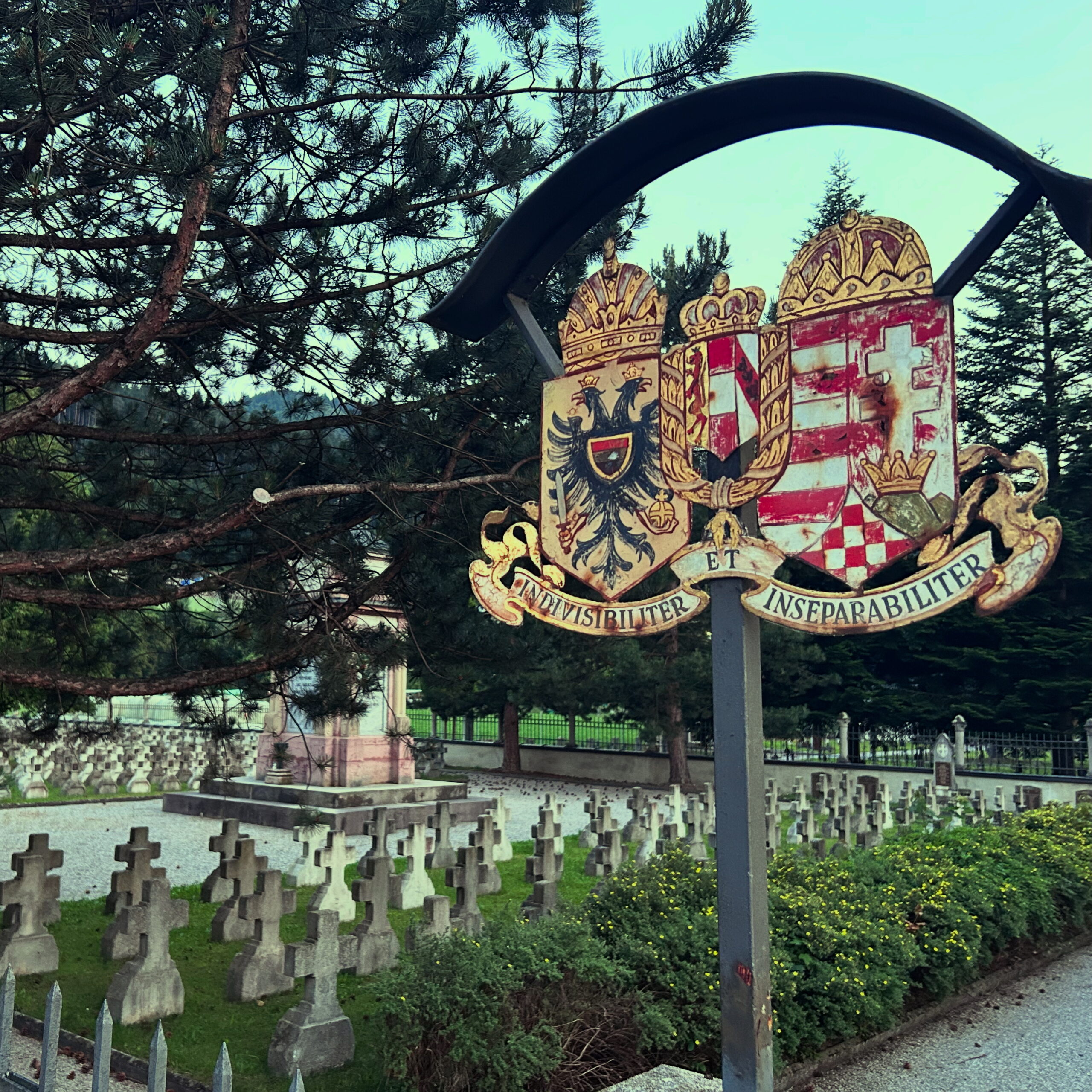 Wappen k.u.k Monarchie Pradler Militärfriedhof Wappen k.u.k Monarchie Pradler Militärfriedhof