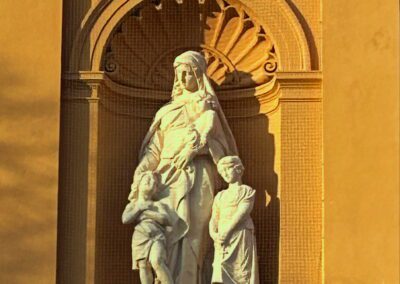 Statue Fassade Siebererschule