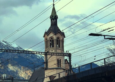 Dreiheiligenkirche mit Viaduktbögen