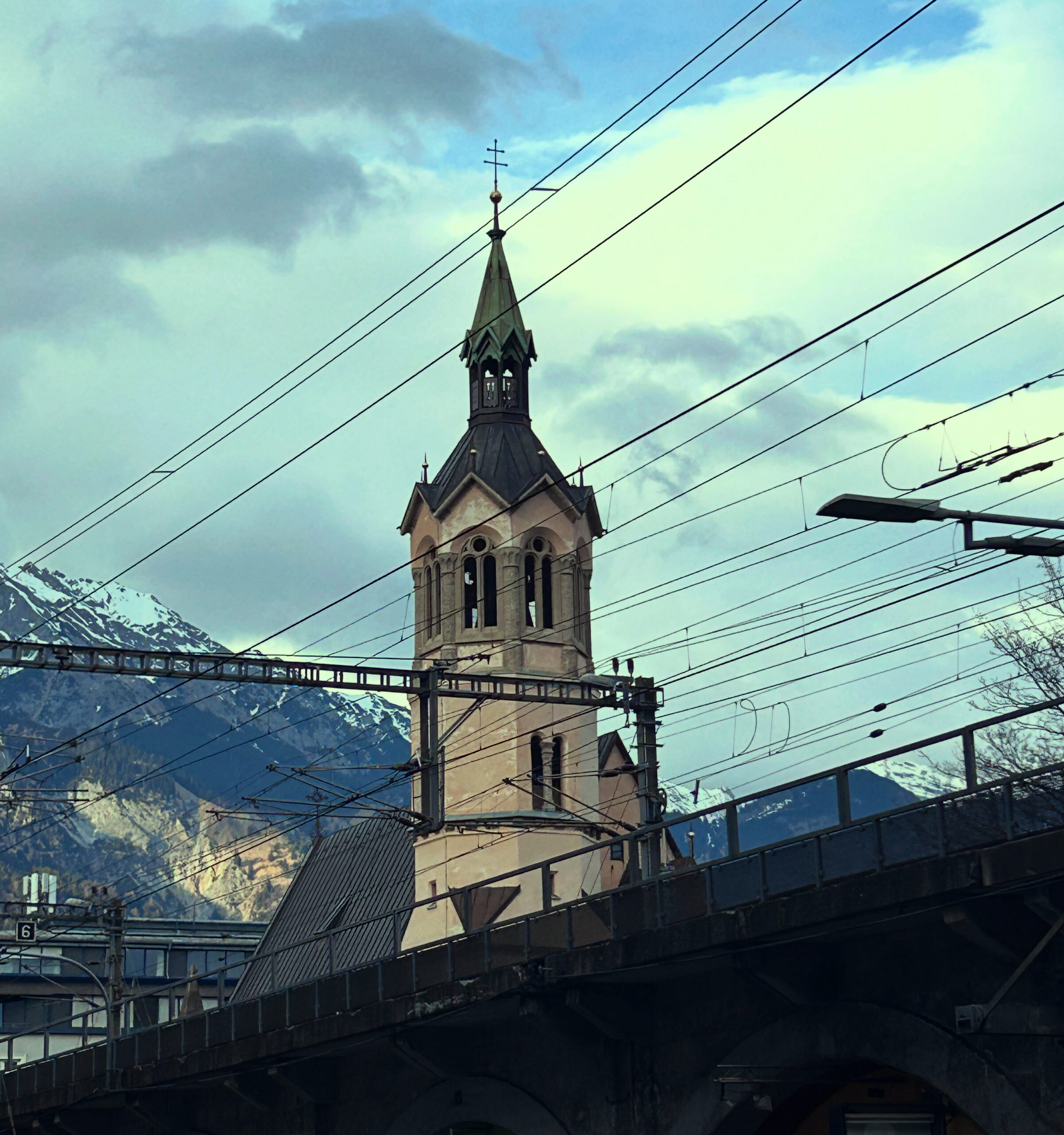 Dreiheiligenkirche mit Viaduktbögen Dreiheiligenkirche mit Viaduktbögen