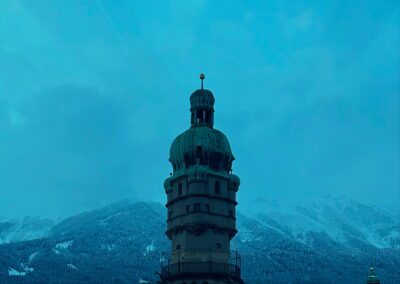 Stadtturm mit Nordkette von Blauer Brigitte aus
