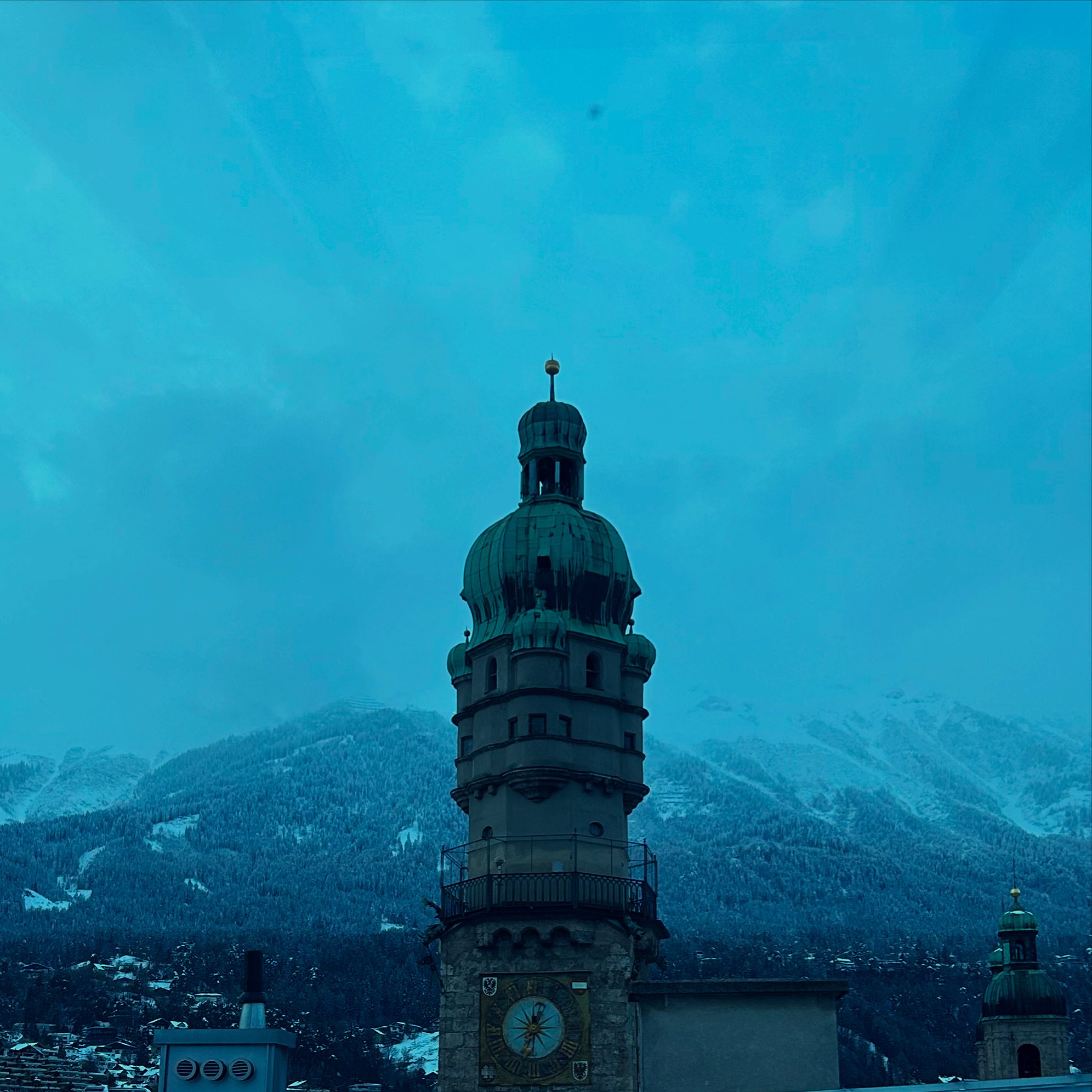 Stadtturm mit Nordkette von Blauer Brigitte aus Stadtturm mit Nordkette von Blauer Brigitte aus