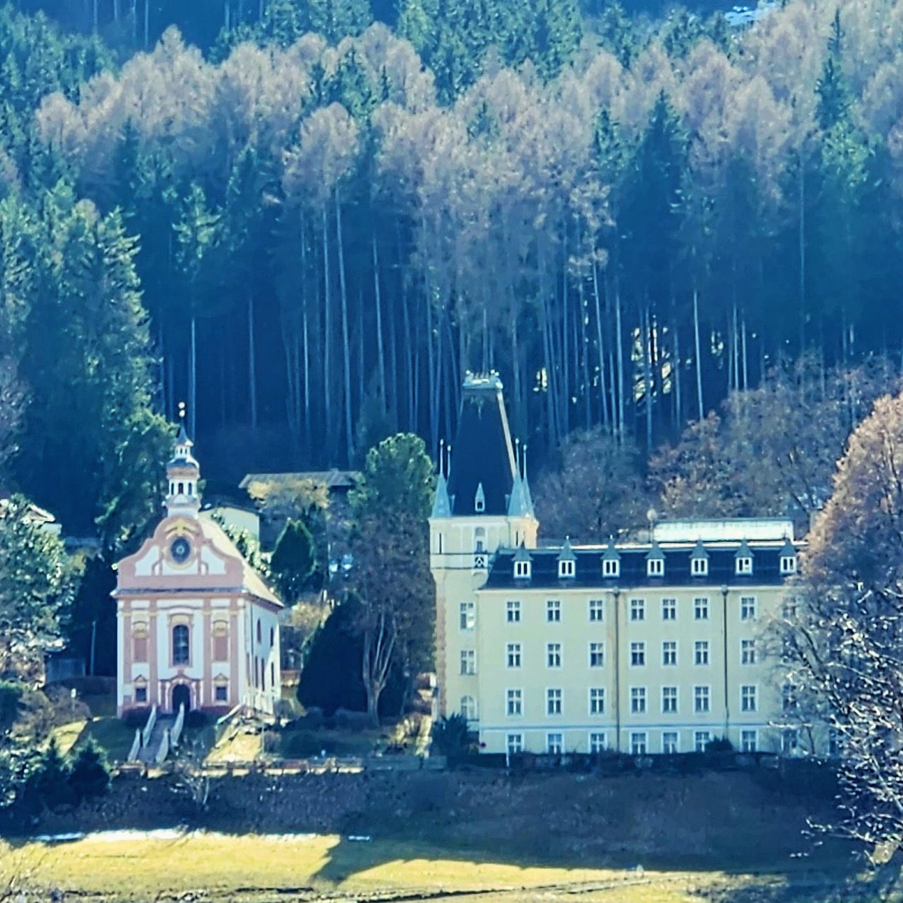 Schloss und Wallfahrtskirche Mentlberg Schloss und Wallfahrtskirche Mentlberg