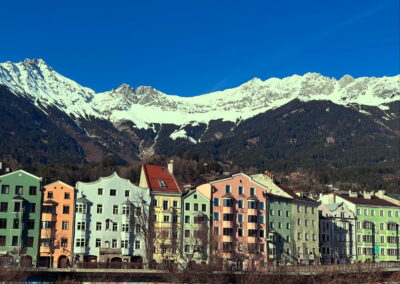 Bunte Häuser Mariahilf mit Nordkette Schnee