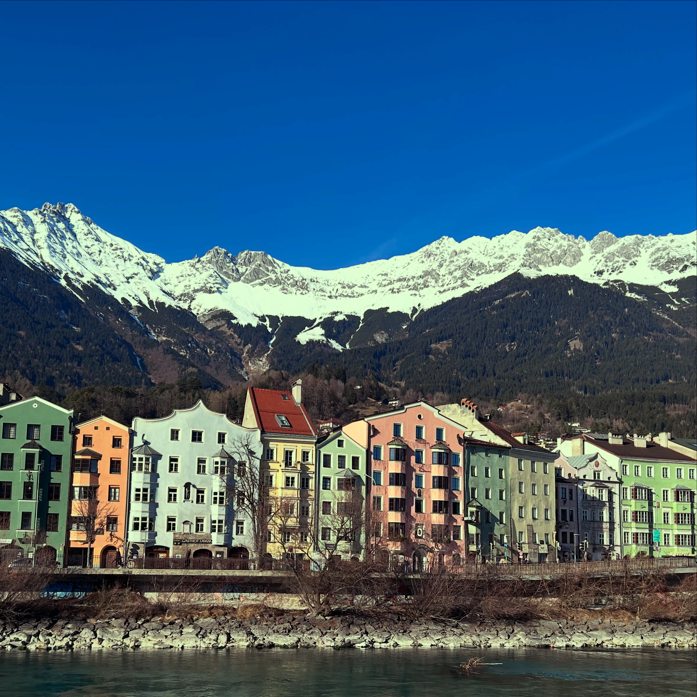 Bunte Häuser Mariahilf mit Nordkette Schnee Bunte Häuser Mariahilf mit Nordkette Schnee