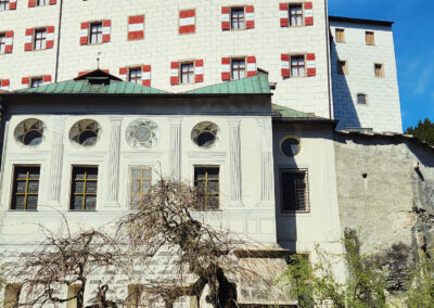 Schloss Ambras mit Baum