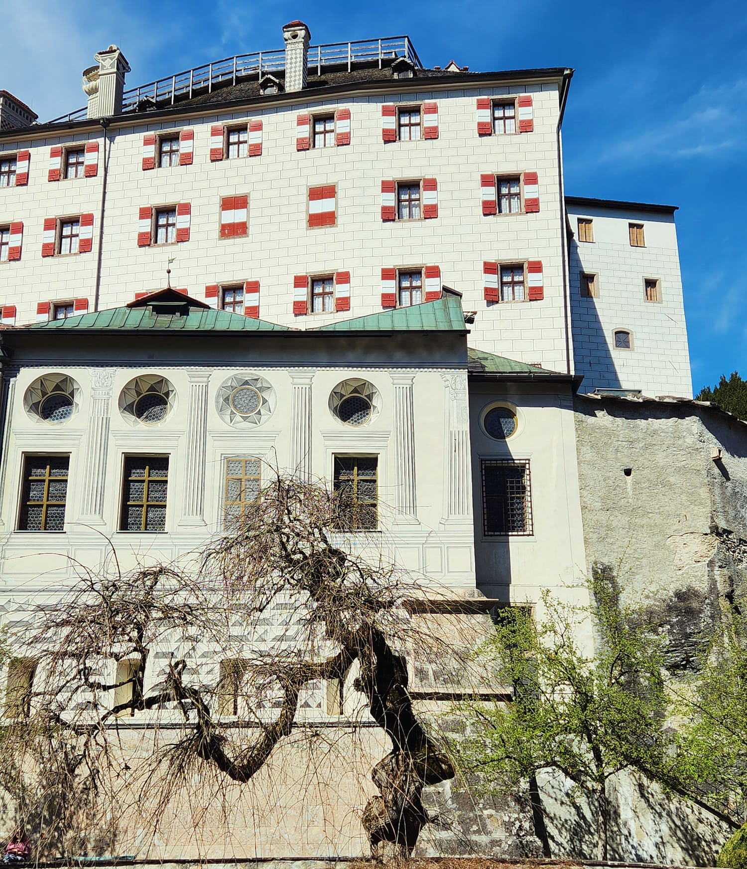 Schloss Ambras mit Baum Schloss Ambras mit Baum
