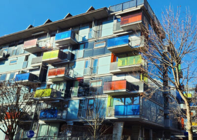 Buntes Haus beim Radweg am Inn