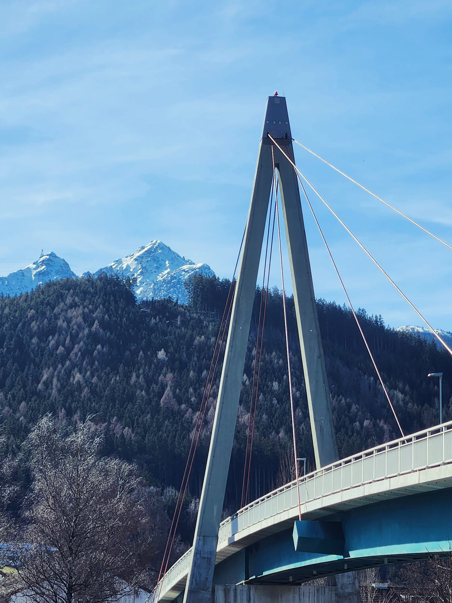 Schild Altstadt Innsbruck Sieglangersteg Autobahnbrücke A12 Höttinger Au