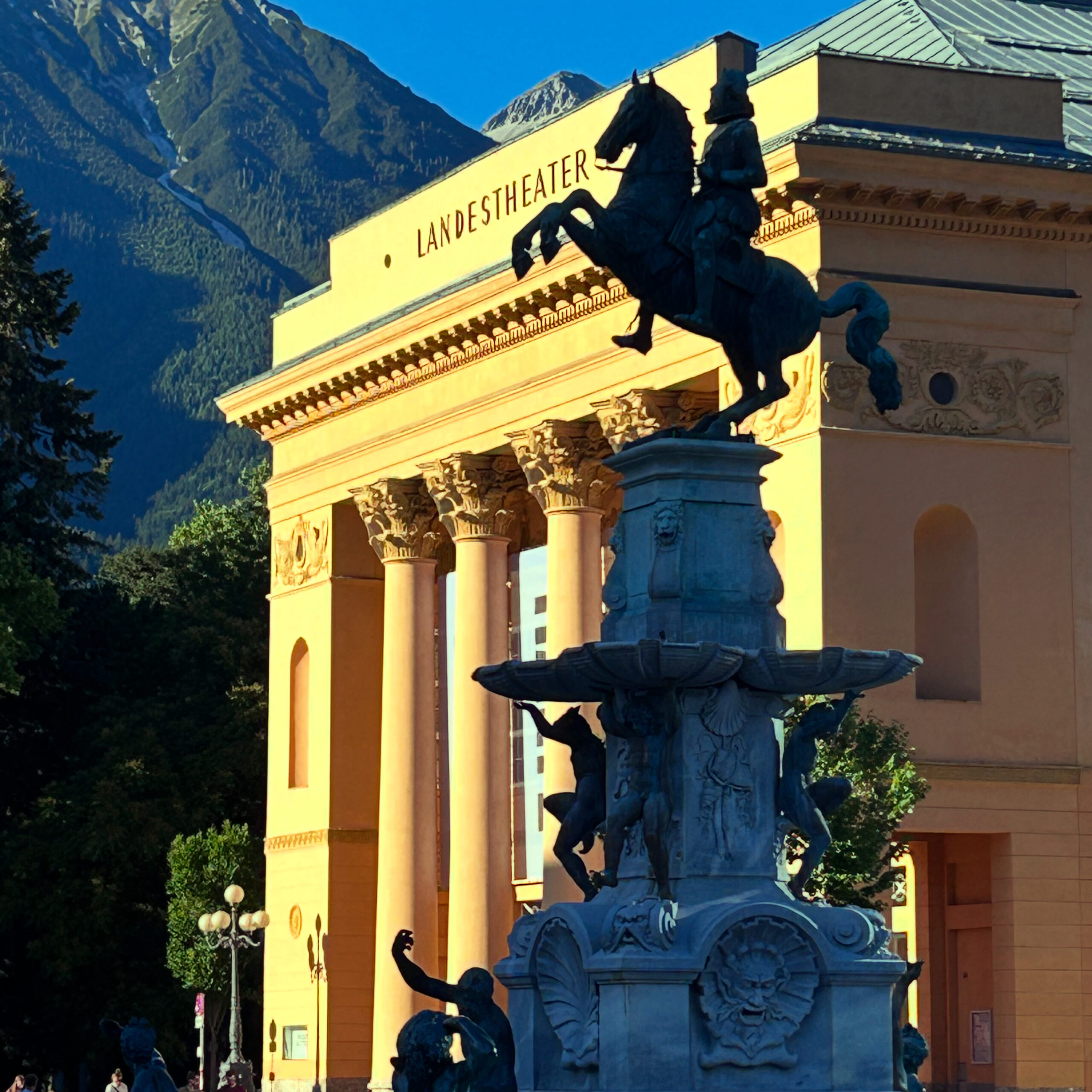 61BB1F95-3B09-47BE-87D7-88173AC13B5A Leopoldobrunnen Tiroler Landestheater