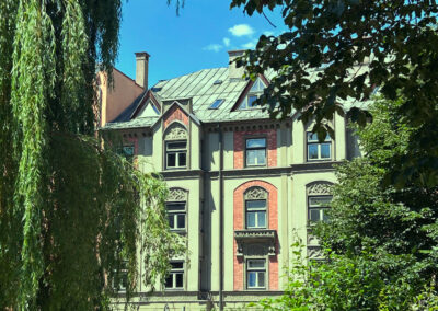 Backsteinhaus St. Nikolaus vom Waltherpark aus gesehen