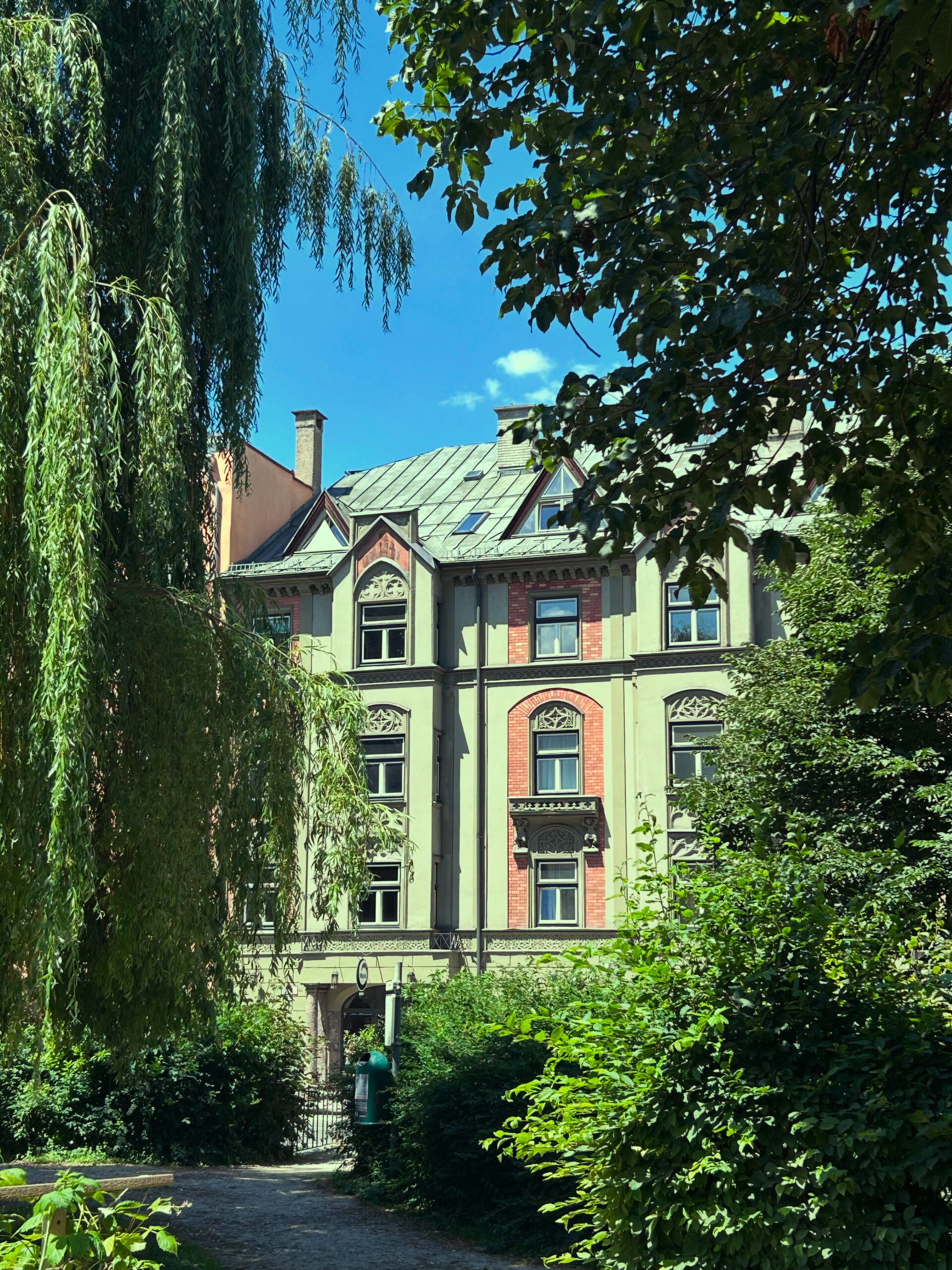 Backsteinhaus St. Nikolaus vom Waltherpark aus gesehen Backsteinhaus St. Nikolaus vom Waltherpark aus gesehen
