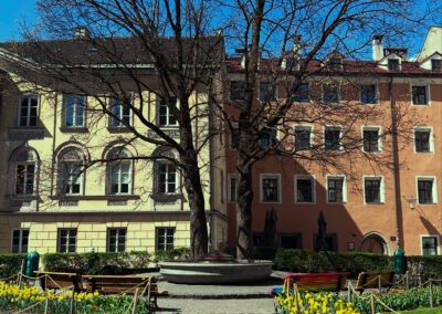 Domplatz mit Blumenbeet