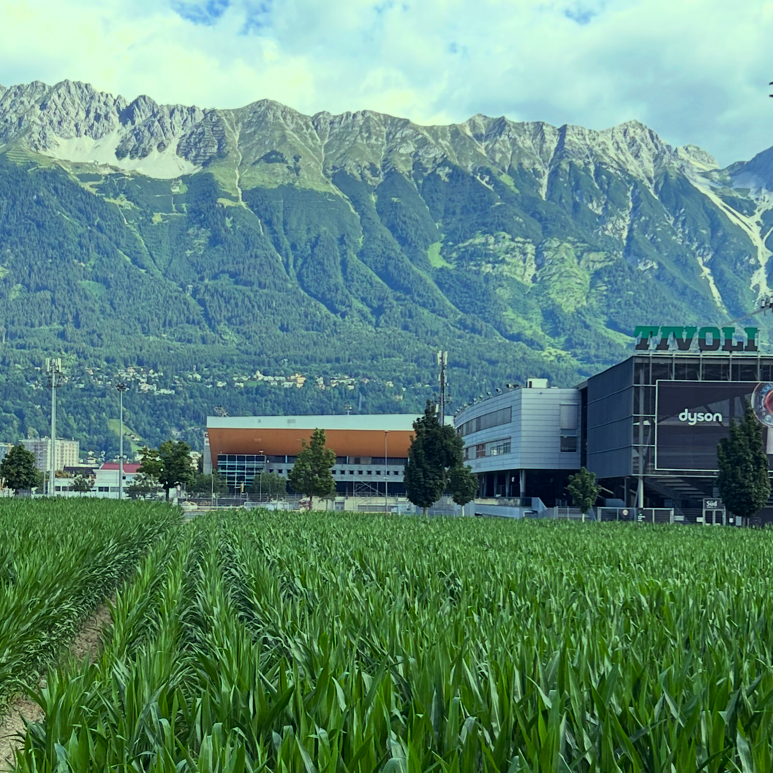 Tivolistadion und Eishalle mit Nordkette Tivolistadion und Eishalle mit Nordkette