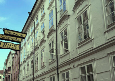 Domgasse mit Hofburg
