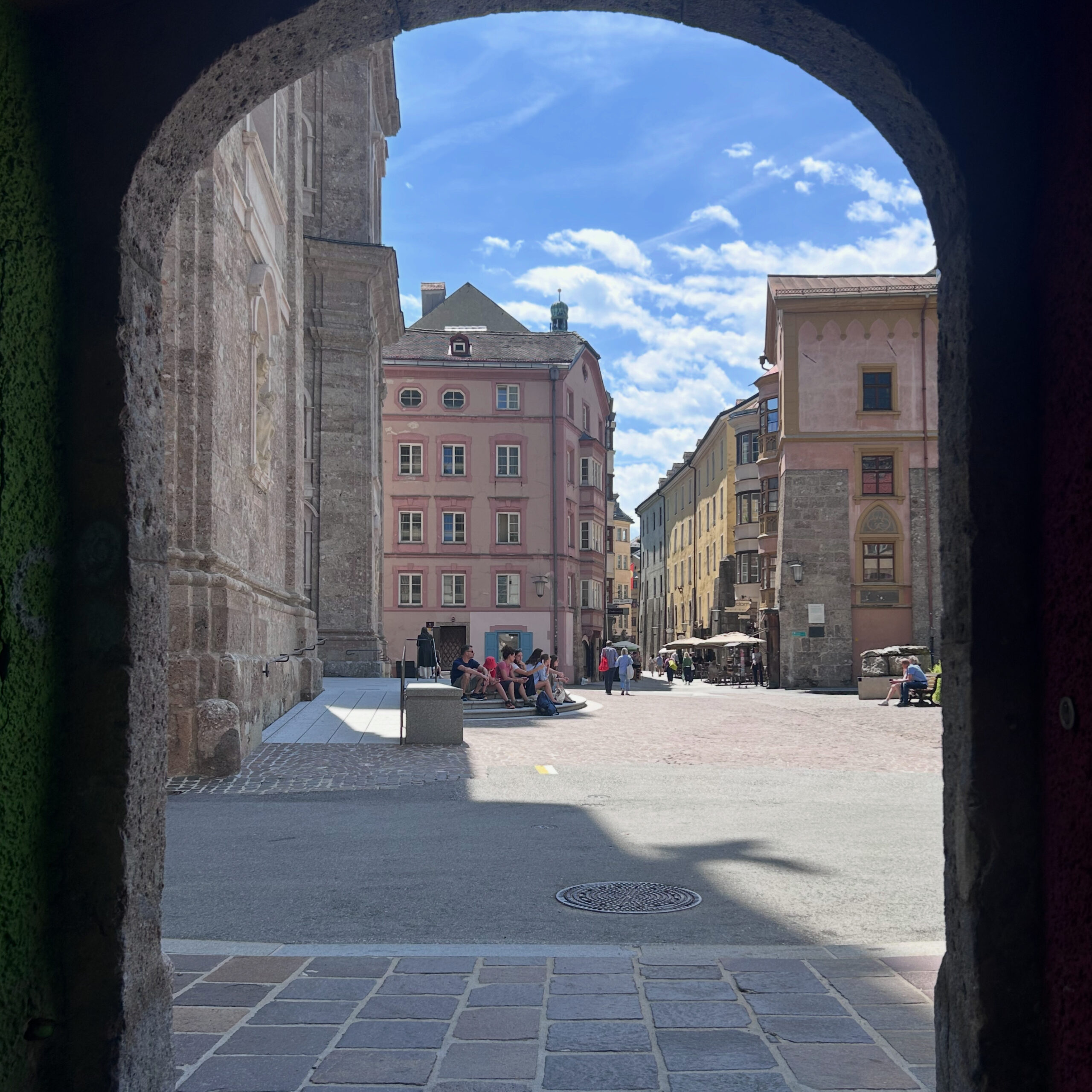 Domplatz mit Durchgang Domplatz mit Durchgang