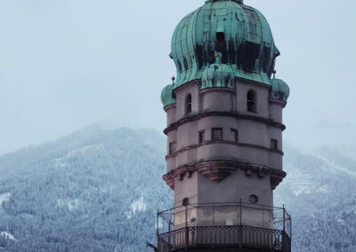 Stadtturm mit Nordkette im Schnee