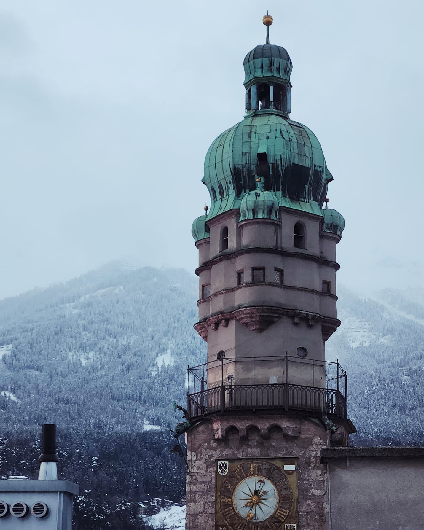 Stadtturm mit Nordkette im Schnee Stadtturm mit Nordkette im Schnee