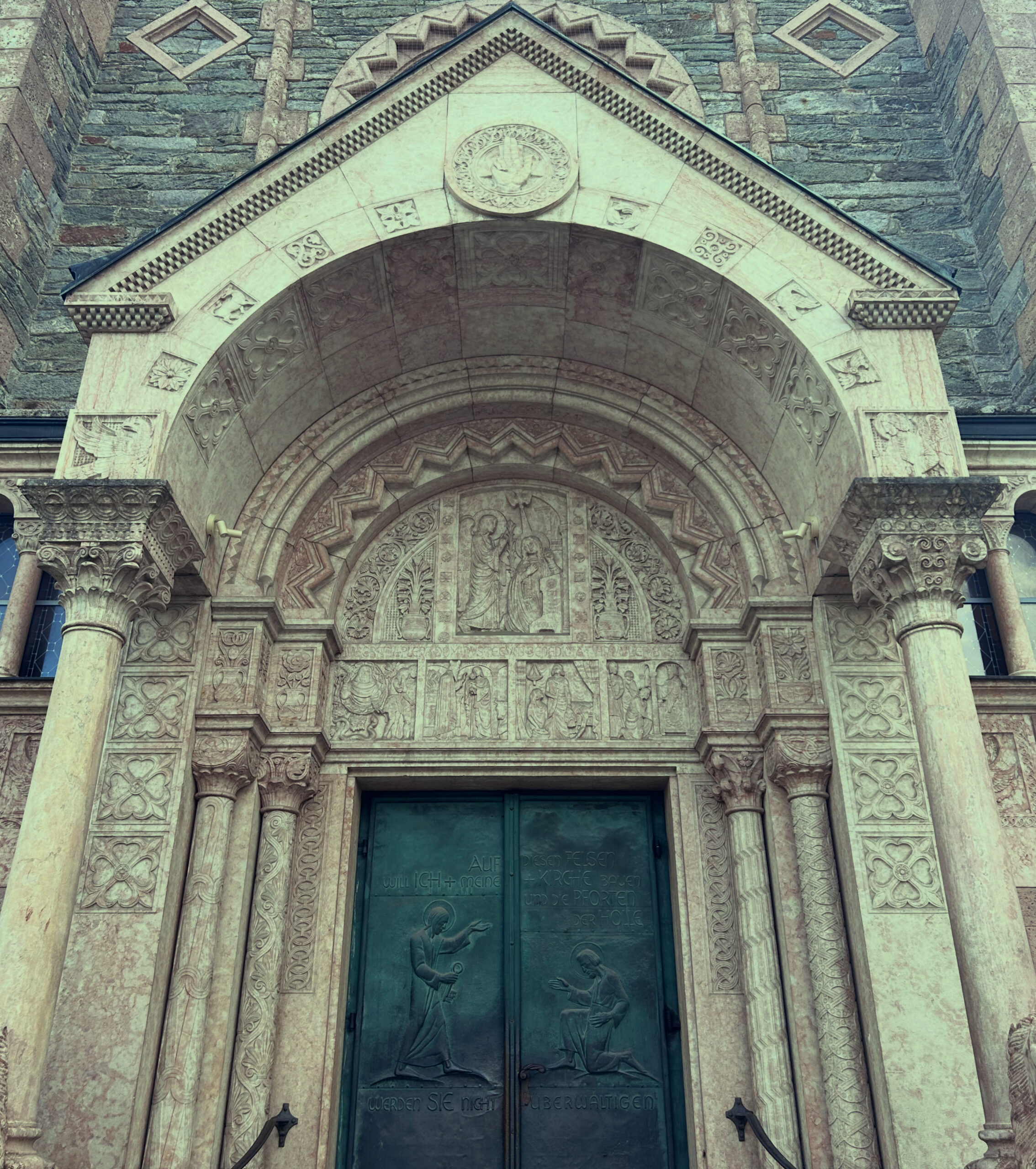 Eingang und Portal Pfarrkirche Pradl Eingang und Portal Pfarrkirche Pradl