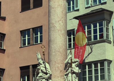 Annasäule Figuren mit Fassade
