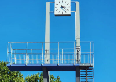 Sprungturm mit Uhr Tivoli Schwimmbad Innsbruck