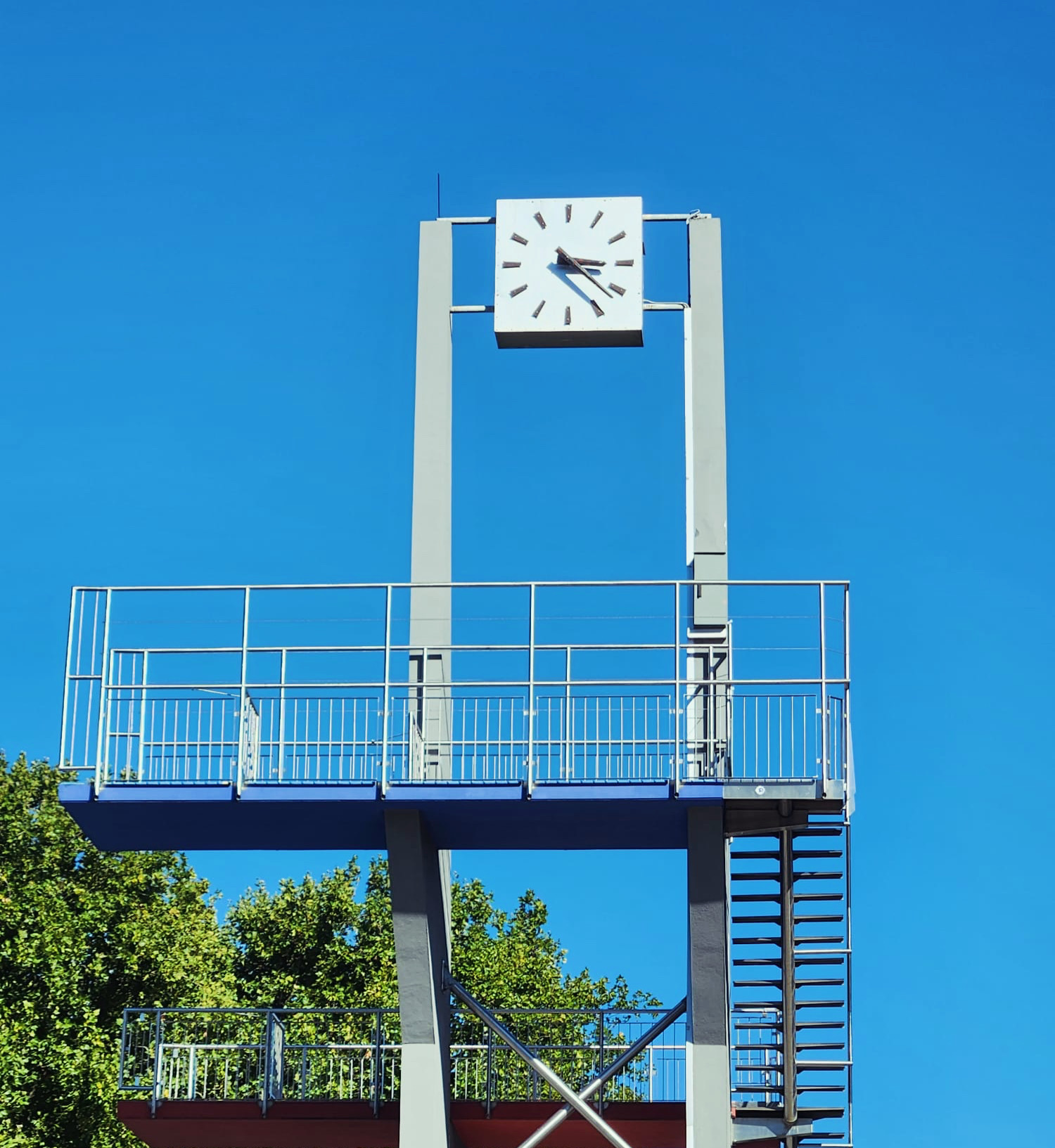 Sprungturm mit Uhr Tivoli Schwimmbad Innsbruck Sprungturm mit Uhr Tivoli Schwimmbad Innsbruck