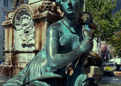 Moosgöttin Leopoldsbrunnen mit Kranich