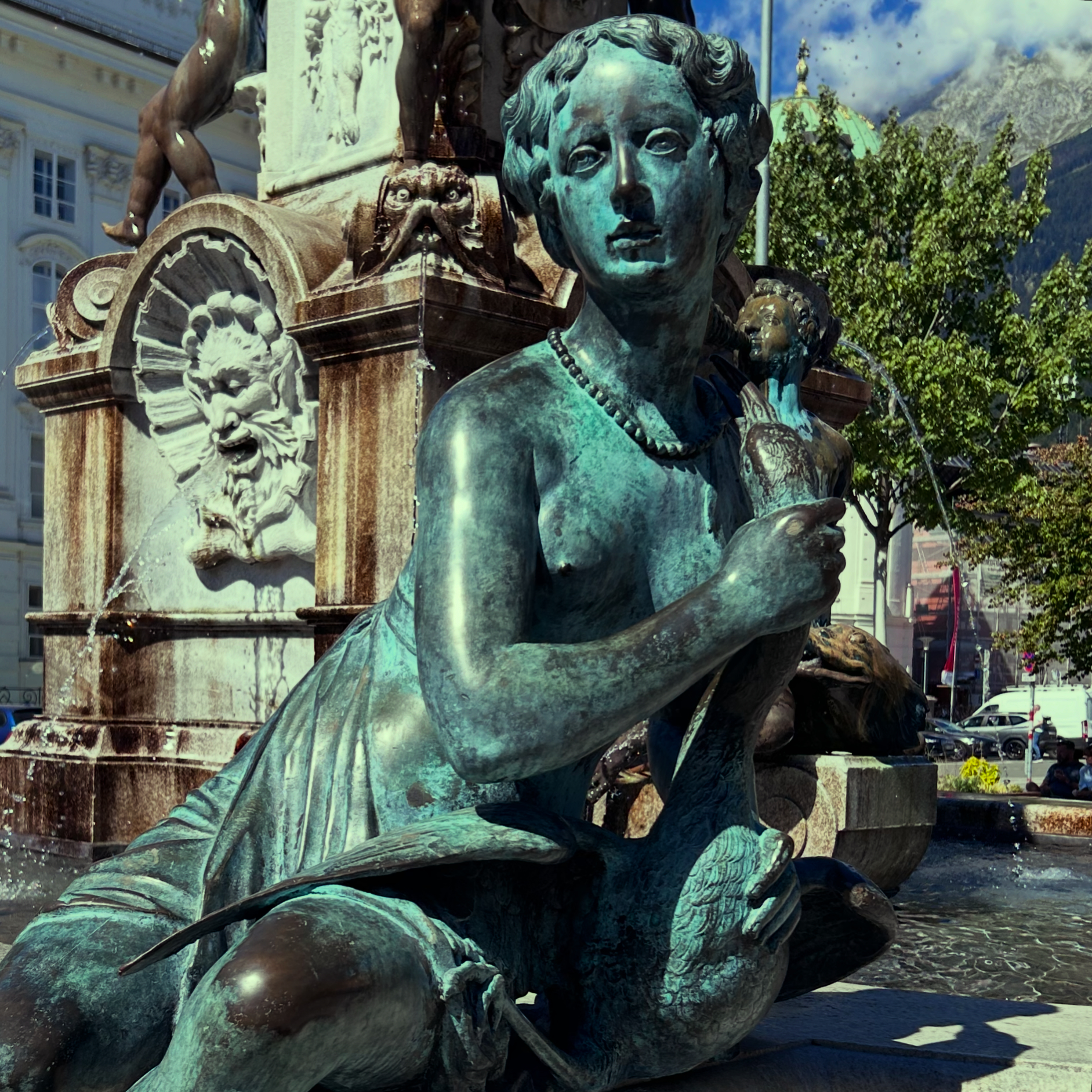 Moosgöttin Leopoldsbrunnen mit Kranich Moosgöttin Leopoldsbrunnen mit Kranich