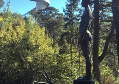 Bronzefigur Mann mit Berg Isel Schanze