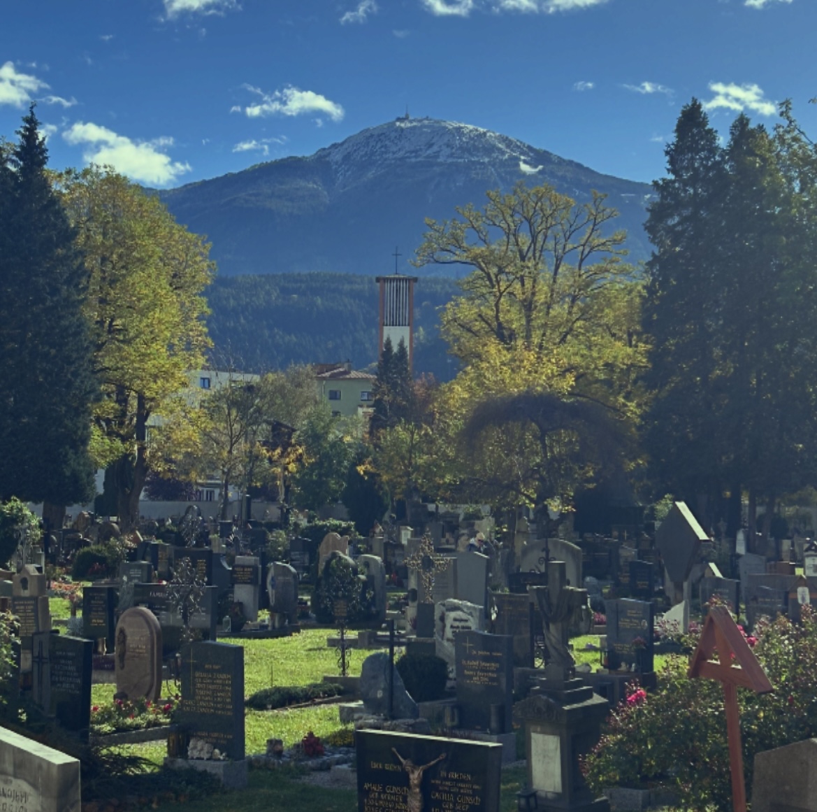 Westfriedhof mit Kirche Wilten und Patscherkofel Westfriedhof mit Kirche Wilten und Patscherkofel
